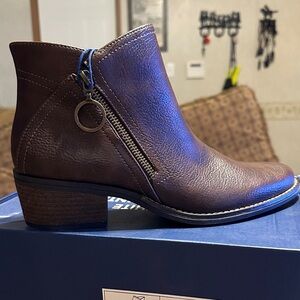 White Mountain Rich Brown Ankle Boots